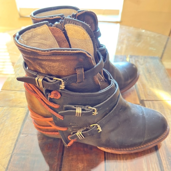 FREEBIRD by Steven Crue Women’s Black Distressed Leather Ankle Bootie Boots 8 - Picture 7 of 10